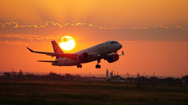 CS100 qui décolle au levé du soleil